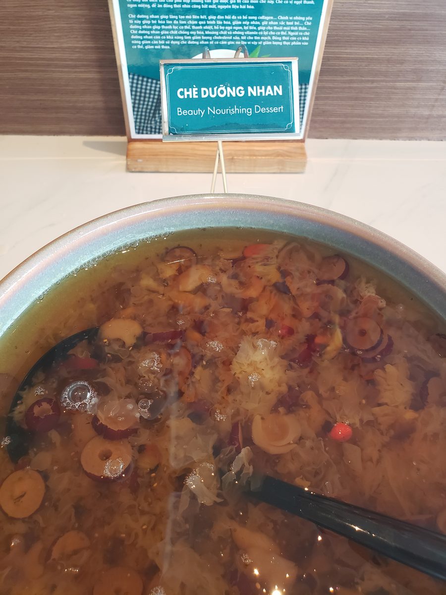 A bowl of che duong nhan, the Vietnamese beauty-nourishing dessert